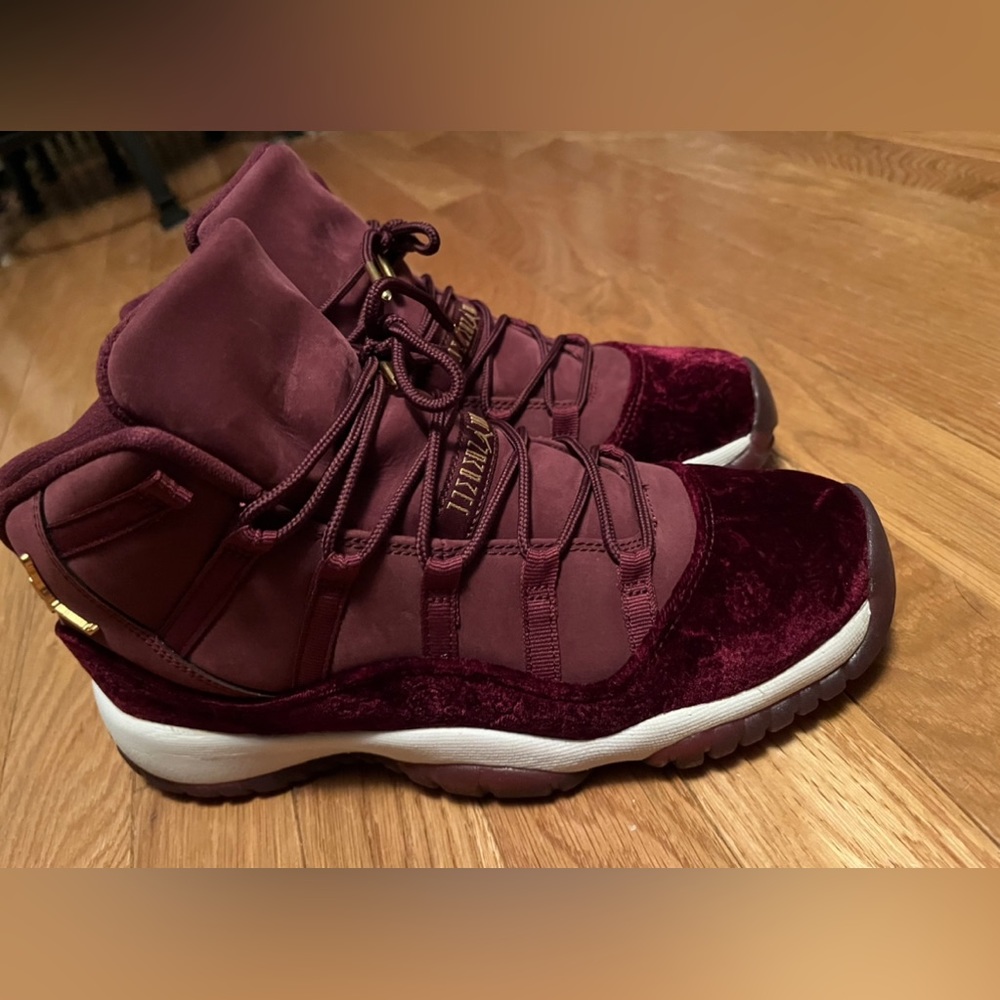 Nike Air Jordan 11 Retro Heiress Night Maroon Velvet Sneakers Sz 6.5W Worn Once